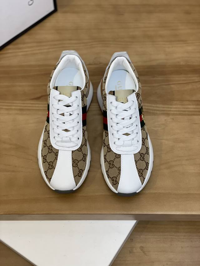 售 价: 商品商标：Gucci * 古奇* 低帮运动鞋 正码码数: 38-44 可订做45 商品材料：鞋面进口牛皮拼接原版布料，羊皮内里，原版大底。 编 号：8